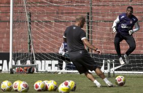 Felipe com o treinador de goleiros Mauri Lima durante o treino do Corinthians realizado esta manh no Parque So Jorge, zona leste de So Paulo; o prximo compromisso do time pelo Campeonato Paulista 2010, ser sbado, dia 13/02, contra a Portuguesa, no estdio do Caninde