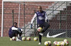 Felipe e Julio Cesar durante o treino do Corinthians realizado esta manh no Parque So Jorge, zona leste de So Paulo; o prximo compromisso do time pelo Campeonato Paulista 2010, ser sbado, dia 13/02, contra a Portuguesa, no estdio do Caninde