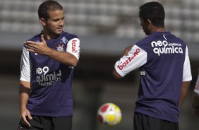 Morais e Jorge Henrique durante o treino do Corinthians realizado esta manh no Parque So Jorge, zona leste de So Paulo; o prximo compromisso do time pelo Campeonato Paulista 2010, ser sbado, dia 13/02, contra a Portuguesa, no estdio do Caninde