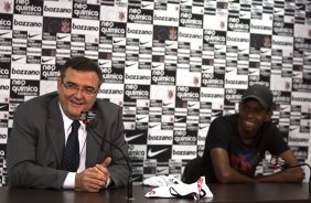 O volante e lateral direito Moacir, ao lado do diretor de futebol Mario Gobbi, foi apresentado hoje aps o treino do Corinthians realizado esta manh no Parque So Jorge, zona leste de So Paulo; o prximo compromisso do time pelo Campeonato Paulista 2010, ser sbado, dia 13/02, contra a Portuguesa, no estdio do Caninde