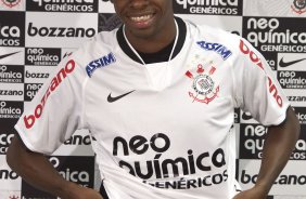 O volante e lateral direito Moacir foi apresentado hoje aps o treino do Corinthians realizado esta manh no Parque So Jorge, zona leste de So Paulo; o prximo compromisso do time pelo Campeonato Paulista 2010, ser sbado, dia 13/02, contra a Portuguesa, no estdio do Caninde