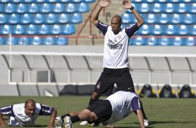 Edno, no chao, e Souza durante o treino do Corinthians realizado esta manh na Arena Barueri, em Barueri, zona oeste de So Paulo; o prximo compromisso do time pelo Campeonato Paulista 2010, ser sbado, dia 13/02, contra a Portuguesa, no estdio do Caninde