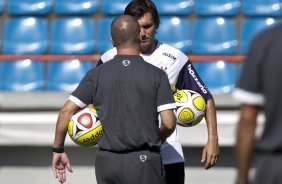 Mano Menezes conversa com Paulo Adre durante o treino do Corinthians realizado esta manh na Arena Barueri, em Barueri, zona oeste de So Paulo; o prximo compromisso do time pelo Campeonato Paulista 2010, ser sbado, dia 13/02, contra a Portuguesa, no estdio do Caninde