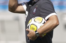 Mano Menezes durante o treino do Corinthians realizado esta manh na Arena Barueri, em Barueri, zona oeste de So Paulo; o prximo compromisso do time pelo Campeonato Paulista 2010, ser sbado, dia 13/02, contra a Portuguesa, no estdio do Caninde
