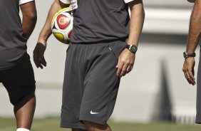 Mano Menezes durante o treino do Corinthians realizado esta manh na Arena Barueri, em Barueri, zona oeste de So Paulo; o prximo compromisso do time pelo Campeonato Paulista 2010, ser sbado, dia 13/02, contra a Portuguesa, no estdio do Caninde
