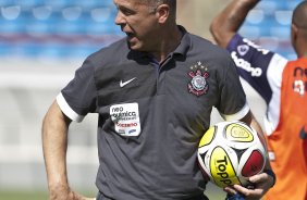 Mano Menezes durante o treino do Corinthians realizado esta manh na Arena Barueri, em Barueri, zona oeste de So Paulo; o prximo compromisso do time pelo Campeonato Paulista 2010, ser sbado, dia 13/02, contra a Portuguesa, no estdio do Caninde