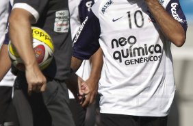 Mano Menezes e Iarley durante o treino do Corinthians realizado esta manh na Arena Barueri, em Barueri, zona oeste de So Paulo; o prximo compromisso do time pelo Campeonato Paulista 2010, ser sbado, dia 13/02, contra a Portuguesa, no estdio do Caninde