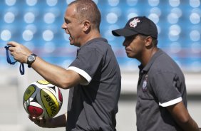 Mano Menezes e seu auxiliar Sidnei Lobo durante o treino do Corinthians realizado esta manh na Arena Barueri, em Barueri, zona oeste de So Paulo; o prximo compromisso do time pelo Campeonato Paulista 2010, ser sbado, dia 13/02, contra a Portuguesa, no estdio do Caninde