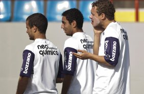 Marcelo Mattos(d) passa protetor solar durante o treino do Corinthians realizado esta manh na Arena Barueri, em Barueri, zona oeste de So Paulo; o prximo compromisso do time pelo Campeonato Paulista 2010, ser sbado, dia 13/02, contra a Portuguesa, no estdio do Caninde