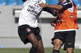 Moacir e Iarley durante o treino do Corinthians realizado esta manh na Arena Barueri, em Barueri, zona oeste de So Paulo; o prximo compromisso do time pelo Campeonato Paulista 2010, ser sbado, dia 13/02, contra a Portuguesa, no estdio do Caninde