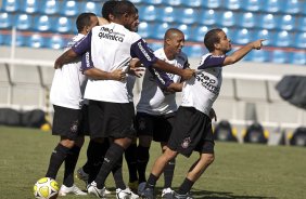 Morais e Roberto Carlos durante o treino do Corinthians realizado esta manh na Arena Barueri, em Barueri, zona oeste de So Paulo; o prximo compromisso do time pelo Campeonato Paulista 2010, ser sbado, dia 13/02, contra a Portuguesa, no estdio do Caninde
