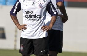Roberto Carlos e Bill durante o treino do Corinthians realizado esta manh na Arena Barueri, em Barueri, zona oeste de So Paulo; o prximo compromisso do time pelo Campeonato Paulista 2010, ser sbado, dia 13/02, contra a Portuguesa, no estdio do Caninde