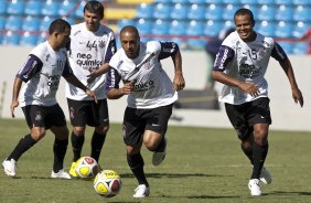 Roberto Carlos e Bill durante o treino do Corinthians realizado esta manh na Arena Barueri, em Barueri, zona oeste de So Paulo; o prximo compromisso do time pelo Campeonato Paulista 2010, ser sbado, dia 13/02, contra a Portuguesa, no estdio do Caninde