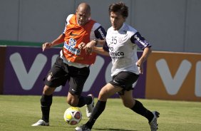 Souza e Paulo Andr durante o treino do Corinthians realizado esta manh na Arena Barueri, em Barueri, zona oeste de So Paulo; o prximo compromisso do time pelo Campeonato Paulista 2010, ser sbado, dia 13/02, contra a Portuguesa, no estdio do Caninde