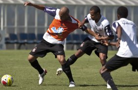 Souza e puxado pela camisa por Bill durante o treino do Corinthians realizado esta manh na Arena Barueri, em Barueri, zona oeste de So Paulo; o prximo compromisso do time pelo Campeonato Paulista 2010, ser sbado, dia 13/02, contra a Portuguesa, no estdio do Caninde