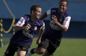 Bill, atras, corre para pegar Morais durante o treino do Corinthians realizado esta manh na Arena Barueri, em Barueri, zona oeste de So Paulo; o prximo compromisso do time pelo Campeonato Paulista 2010, ser amanh, sbado, dia 13/02, contra a Portuguesa, no estdio do Caninde