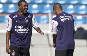 Elias e Roberto Carlos, de costas, durante o treino do Corinthians realizado esta manh na Arena Barueri, em Barueri, zona oeste de So Paulo; o prximo compromisso do time pelo Campeonato Paulista 2010, ser amanh, sbado, dia 13/02, contra a Portuguesa, no estdio do Caninde