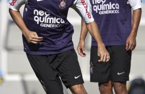 Ex-Barueri, Leandro Castn faz sua estreia amanh, com Ralf, atras, durante o treino do Corinthians realizado esta manh na Arena Barueri, em Barueri, zona oeste de So Paulo; o prximo compromisso do time pelo Campeonato Paulista 2010, ser amanh, sbado, dia 13/02, contra a Portuguesa, no estdio do Caninde