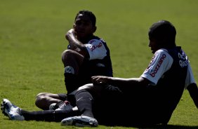 Fotos feitas apenas a sihueta de Jorge Henrique e Elias durante o treino do Corinthians realizado esta manh na Arena Barueri, em Barueri, zona oeste de So Paulo; o prximo compromisso do time pelo Campeonato Paulista 2010, ser amanh, sbado, dia 13/02, contra a Portuguesa, no estdio do Caninde