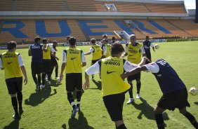 Inconformados por terem perdido o racho, o time de colete amarelo impede a foto do time vencedor, o sem coletes, aps o treino do Corinthians realizado esta manh na Arena Barueri, em Barueri, zona oeste de So Paulo; o prximo compromisso do time pelo Campeonato Paulista 2010, ser amanh, sbado, dia 13/02, contra a Portuguesa, no estdio do Caninde