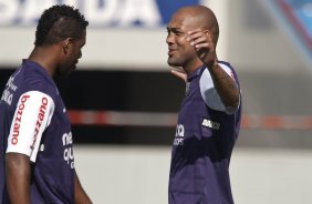 Jucilei e Souza durante o treino do Corinthians realizado esta manh na Arena Barueri, em Barueri, zona oeste de So Paulo; o prximo compromisso do time pelo Campeonato Paulista 2010, ser amanh, sbado, dia 13/02, contra a Portuguesa, no estdio do Caninde