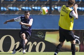 Ralf e Marcelo Mattos, de costas, durante o treino do Corinthians realizado esta manh na Arena Barueri, em Barueri, zona oeste de So Paulo; o prximo compromisso do time pelo Campeonato Paulista 2010, ser amanh, sbado, dia 13/02, contra a Portuguesa, no estdio do Caninde