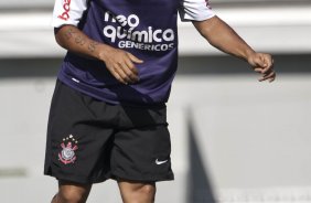 Roberto Carlos durante o treino do Corinthians realizado esta manh na Arena Barueri, em Barueri, zona oeste de So Paulo; o prximo compromisso do time pelo Campeonato Paulista 2010, ser amanh, sbado, dia 13/02, contra a Portuguesa, no estdio do Caninde