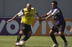 Souza e Boquita durante o treino do Corinthians realizado esta manh na Arena Barueri, em Barueri, zona oeste de So Paulo; o prximo compromisso do time pelo Campeonato Paulista 2010, ser amanh, sbado, dia 13/02, contra a Portuguesa, no estdio do Caninde