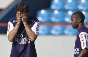 Tcheco, com Elias(d), passa protetor solar durante o treino do Corinthians realizado esta manh na Arena Barueri, em Barueri, zona oeste de So Paulo; o prximo compromisso do time pelo Campeonato Paulista 2010, ser amanh, sbado, dia 13/02, contra a Portuguesa, no estdio do Caninde