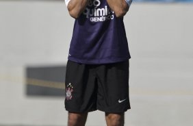 Tcheco passa protetor solar durante o treino do Corinthians realizado esta manh na Arena Barueri, em Barueri, zona oeste de So Paulo; o prximo compromisso do time pelo Campeonato Paulista 2010, ser amanh, sbado, dia 13/02, contra a Portuguesa, no estdio do Caninde