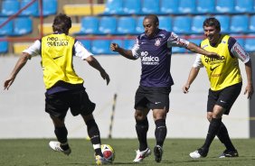 Tcheco, Roberto Carlos e Balbuena durante o treino do Corinthians realizado esta manh na Arena Barueri, em Barueri, zona oeste de So Paulo; o prximo compromisso do time pelo Campeonato Paulista 2010, ser amanh, sbado, dia 13/02, contra a Portuguesa, no estdio do Caninde