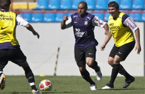 Tcheco; Roberto Carlos e Balbuena durante o treino do Corinthians realizado esta manh na Arena Barueri, em Barueri, zona oeste de So Paulo; o prximo compromisso do time pelo Campeonato Paulista 2010, ser amanh, sbado, dia 13/02, contra a Portuguesa, no estdio do Caninde