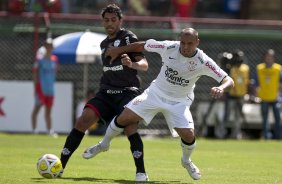 PORTUGUESA X CORINTHIANS - Athirson e Edno em um lance da partida realizada esta tarde no estdio do Caninde, zona oeste da cidade, vlida pela 8 rodada do Campeonato Paulista 2010