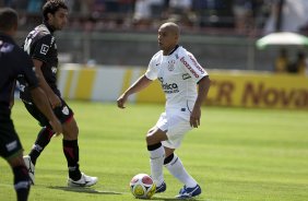 PORTUGUESA X CORINTHIANS - Athirson e Roberto Carlos em um lance da partida realizada esta tarde no estdio do Caninde, zona oeste da cidade, vlida pela 8 rodada do Campeonato Paulista 2010