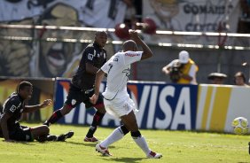 PORTUGUESA X CORINTHIANS - Elias chuta e faz o gol do Corinthians em um lance da partida realizada esta tarde no estádio do Caninde, zona oeste da cidade, válida pela 8ª rodada do Campeonato Paulista 2010