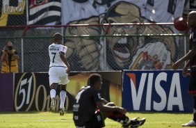 PORTUGUESA X CORINTHIANS - Elias comemora seu gol em um lance da partida realizada esta tarde no estdio do Caninde, zona oeste da cidade, vlida pela 8 rodada do Campeonato Paulista 2010