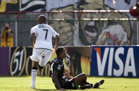 PORTUGUESA X CORINTHIANS - Elias comemora sue gol deixando Preto Costa no chao em um lance da partida realizada esta tarde no estdio do Caninde, zona oeste da cidade, vlida pela 8 rodada do Campeonato Paulista 2010