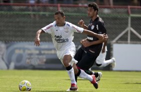 PORTUGUESA X CORINTHIANS - Iar;ey e Athirson em um lance da partida realizada esta tarde no estdio do Caninde, zona oeste da cidade, vlida pela 8 rodada do Campeonato Paulista 2010