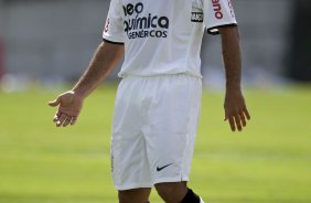 PORTUGUESA X CORINTHIANS - Iarley reclama de jogada perdida em um lance da partida realizada esta tarde no estdio do Caninde, zona oeste da cidade, vlida pela 8 rodada do Campeonato Paulista 2010