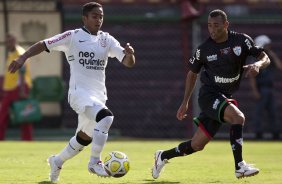 PORTUGUESA X CORINTHIANS - Jorge Henrique e Paulo Sergio em um lance da partida realizada esta tarde no estdio do Caninde, zona oeste da cidade, vlida pela 8 rodada do Campeonato Paulista 2010