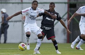 PORTUGUESA X CORINTHIANS - Jorge Henrique e Paulo Sergio em um lance da partida realizada esta tarde no estdio do Caninde, zona oeste da cidade, vlida pela 8 rodada do Campeonato Paulista 2010