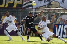 PORTUGUESA X CORINTHIANS - Jorge Henrique; Paulo Sergio e Souza em um lance da partida realizada esta tarde no estdio do Caninde, zona oeste da cidade, vlida pela 8 rodada do Campeonato Paulista 2010