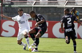 PORTUGUESA X CORINTHIANS - Leandro Castn; Luis Ricardo e Paulo Sergio em um lance da partida realizada esta tarde no estdio do Caninde, zona oeste da cidade, vlida pela 8 rodada do Campeonato Paulista 2010