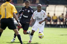 PORTUGUESA X CORINTHIANS - Luis Ricardo e Elias em um lance da partida realizada esta tarde no estdio do Caninde, zona oeste da cidade, vlida pela 8 rodada do Campeonato Paulista 2010