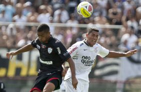 PORTUGUESA X CORINTHIANS - Luis Ricardo e Ralf em um lance da partida realizada esta tarde no estdio do Caninde, zona oeste da cidade, vlida pela 8 rodada do Campeonato Paulista 2010