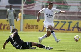 PORTUGUESA X CORINTHIANS - Luis Ricardo e Ralf em um lance da partida realizada esta tarde no estdio do Caninde, zona oeste da cidade, vlida pela 8 rodada do Campeonato Paulista 2010