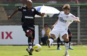 PORTUGUESA X CORINTHIANS - Marcos Paulo e Tcheco em um lance da partida realizada esta tarde no estdio do Caninde, zona oeste da cidade, vlida pela 8 rodada do Campeonato Paulista 2010