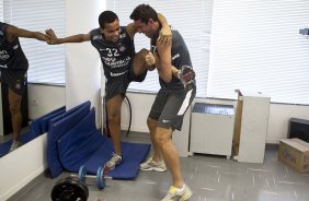 Dentinho brinca com Edu Gaspar durante o treino do Corinthians realizado esta manh no Parque So Jorge, zona leste da cidade; na proxima 4a. feira, dia 24/02, a noite, o time far o seu primeiro jogo pela Taca Libertadores da Amrica, contra o Racing, do Uruguai, no estdio do Pacaembu