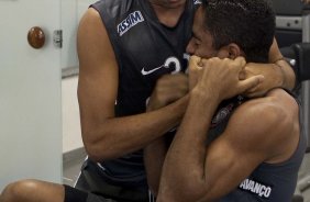 Dentinho brinca com Jorge Henrique durante o treino do Corinthians realizado esta manh no Parque So Jorge, zona leste da cidade; na proxima 4a. feira, dia 24/02, a noite, o time far o seu primeiro jogo pela Taca Libertadores da Amrica, contra o Racing, do Uruguai, no estdio do Pacaembu