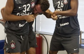Dentinho(e) e Renato seguram Edu Gaspar durante o treino do Corinthians realizado esta manh no Parque So Jorge, zona leste da cidade; na proxima 4a. feira, dia 24/02, a noite, o time far o seu primeiro jogo pela Taca Libertadores da Amrica, contra o Racing, do Uruguai, no estdio do Pacaembu